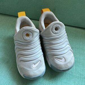 Nike dynamo go size 7c